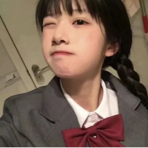 女生头像慵懒偏冷淡风不露正脸何猷君