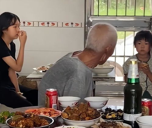 山东一女子赡养无儿无女的大伯,老人行动不便却经常抢着帮忙干活