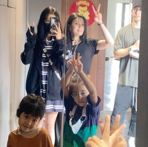 贾静雯带三个女儿牧场游玩,梧桐妹双手拎起咘咘波妞,姐姐力max