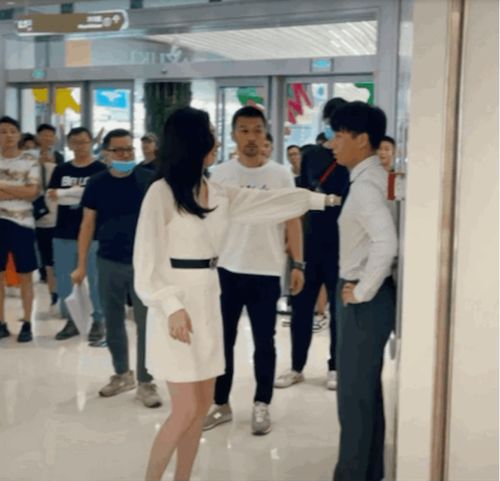 江疏影拍戏被偶遇,一身黑色西装霸气干练,彭昱畅在姐姐面前好乖