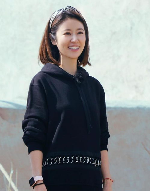 林心如把卫衣带火了外搭奶奶衫时髦减龄,值得40岁女人借鉴