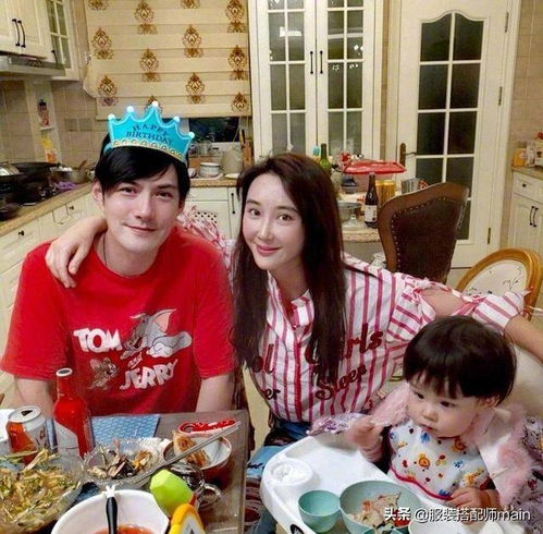 严屹宽晒女儿,2岁肉肉穿花裤憨态可掬,扎双马尾学拖地有模有样