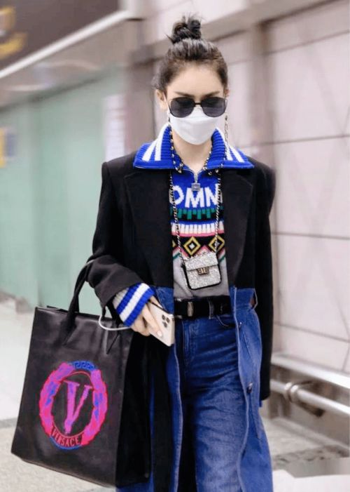 高冷女神戚薇亮相,单袖衫搭配休闲裤,女王范十足