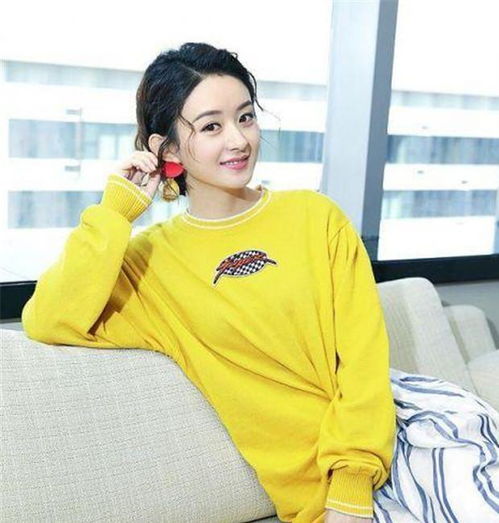 真正聪明的女人,穿卫衣很少配裤子,看看戚薇赵丽颖这样穿多美