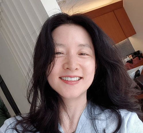 50岁氧气美女李英爱携爱女拍写真,十岁承彬气质好身高到妈妈肩膀