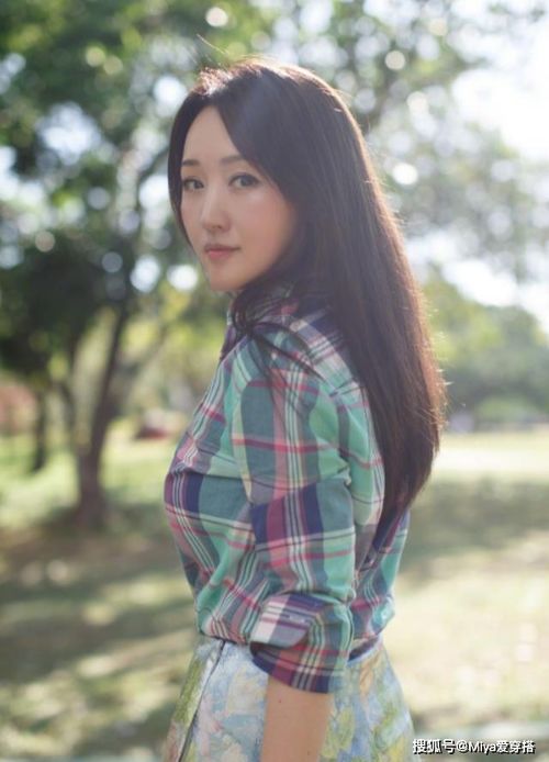 杨钰莹快50岁还这么美,格纹衬衫搭半身裙穿出少女气质,太迷人了
