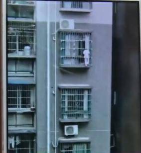 小女孩卡在防盗网上90后蜘蛛侠徒手爬上五楼施救