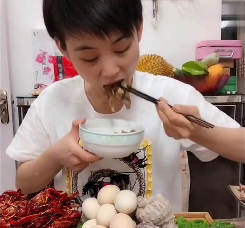 美女吃货直播吃火锅,嘴巴塞得满满的,这吃相真是太馋人了