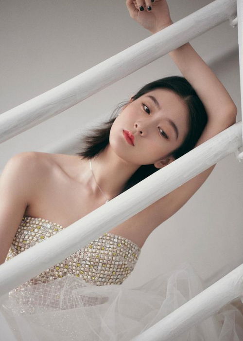 张雪迎银白色的抹胸礼服,精灵少女一般仙气飘飘