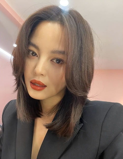 上海这一夜,袒胸露乳的姚晨和金晨,输给了又土又矮的周迅