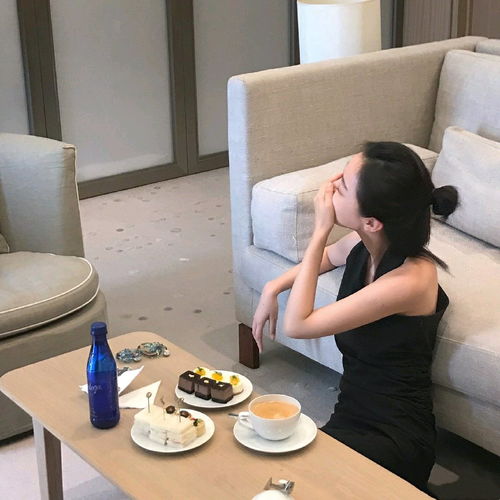 正如月亮回到湖心野鹤奔向闲云我步入你性感高颜值霸气女生头像