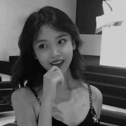 黑白女头像伤感高冷孤独岁月之沉淀
