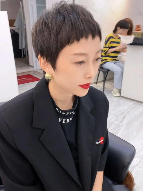 二次元超短发女孩