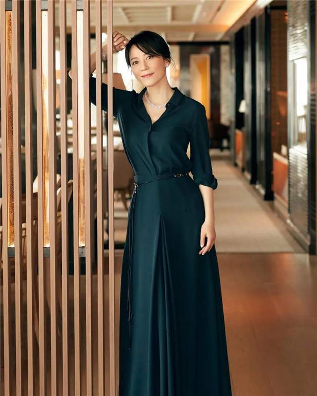 50的女人穿衣要稳重学学俞飞鸿这样穿,气质又高级