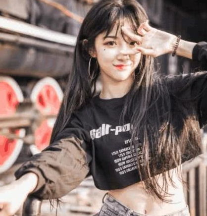 女装大佬艾比街头拍视频,男性特征太明显,网友还想骗我们