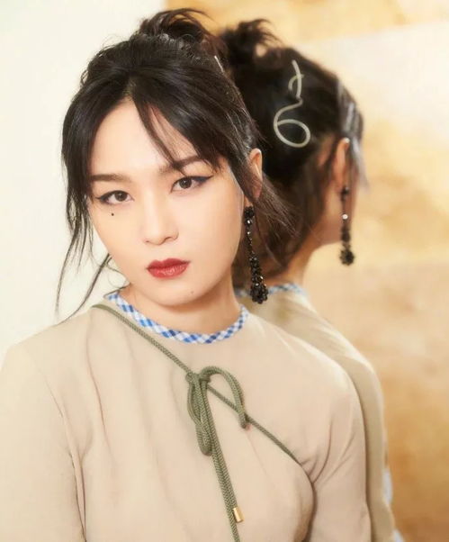 单眼皮女生很多,但画上眼妆的她为什么这么酷