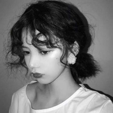 高冷黑白韩系女生头像