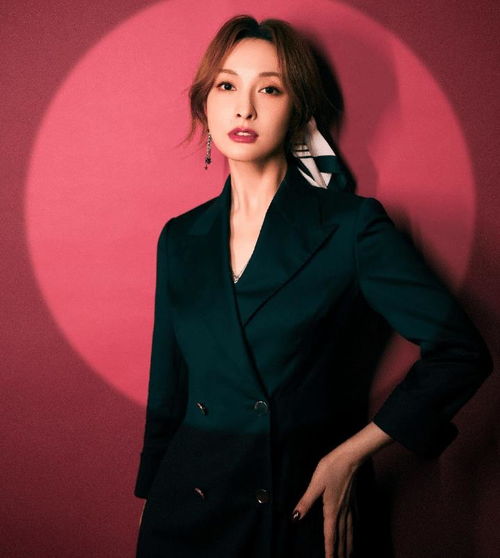 黑色时尚西装裙,搭配一字高跟凉鞋,吴昕穿出漂亮女生独有的气质