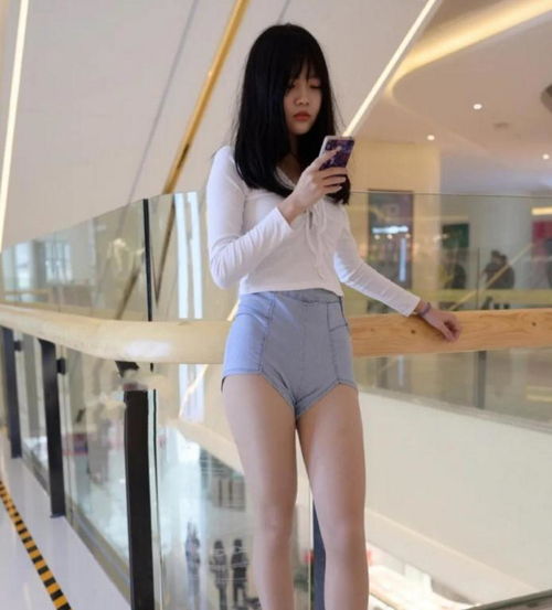 时尚穿搭美女,炎热街头靓丽风景线,让人心动