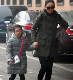 冯小刚一家近照,妻子徐帆气质出众,女儿先天腭裂今成这样