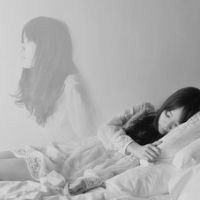 求带字头像女生,唯美,最好简约点,黑白,15个左右