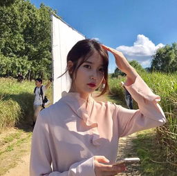 当下最时髦的韩剧画风太赞iu在里面就是一部裙装搭配教科书