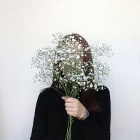 求一个女生手里拿着一朵花,带字的qq头像