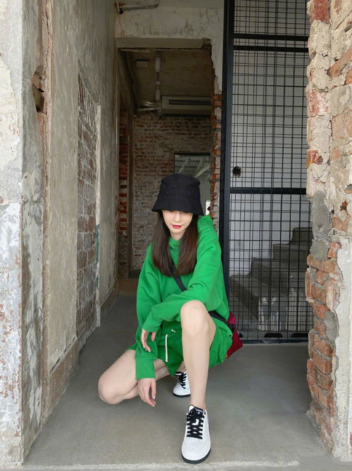 沈梦辰厉害,夏天没到就穿上短裤出来秀长腿,海涛快管管你女朋友