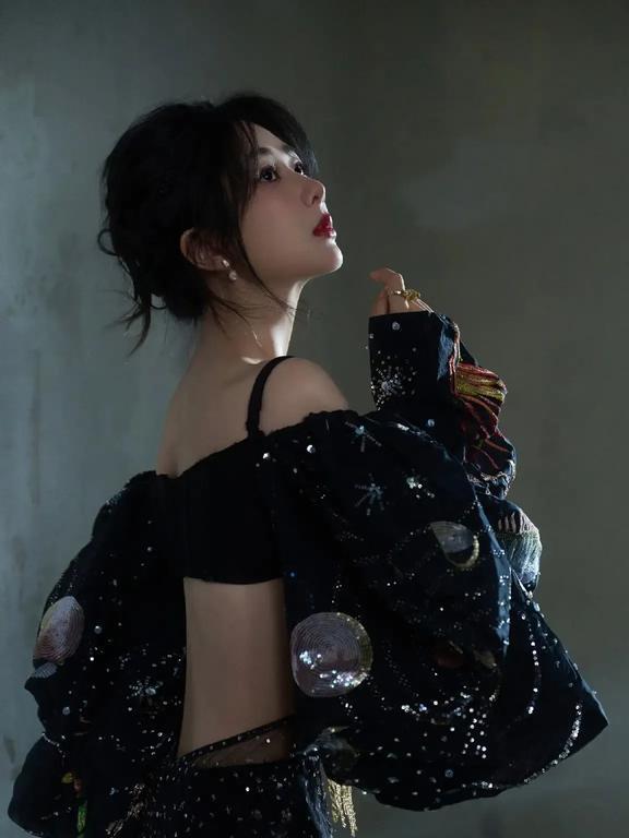 星光大赏杨紫显老有女人味,唐嫣甜美,孟美岐性感,张雨绮霸气