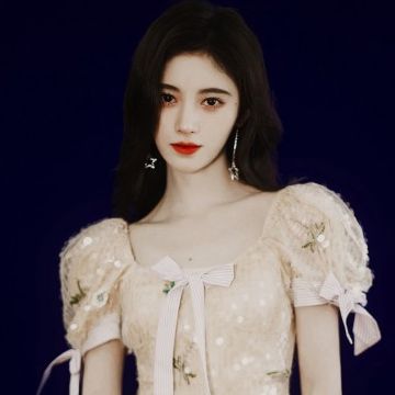 鞠婧祎为何总晒正面照,当她上综艺露出侧脸,还是四千年美女吗