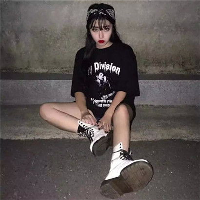用笑掩饰伤的女人,头像霸气超拽女生简短