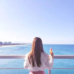 我眼中有浅浅的海,前尘旧事拍岸,侵蚀出一湾想念