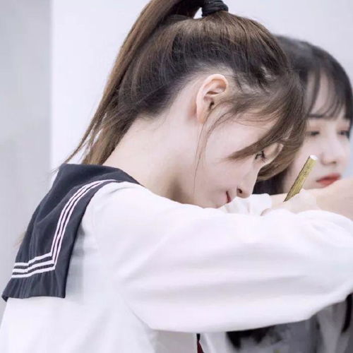 女生头像丨轻摸眼眶仍有余凉