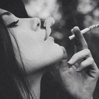 女生头像冷酷黑色系真人吸烟冷酷黑色女生头像