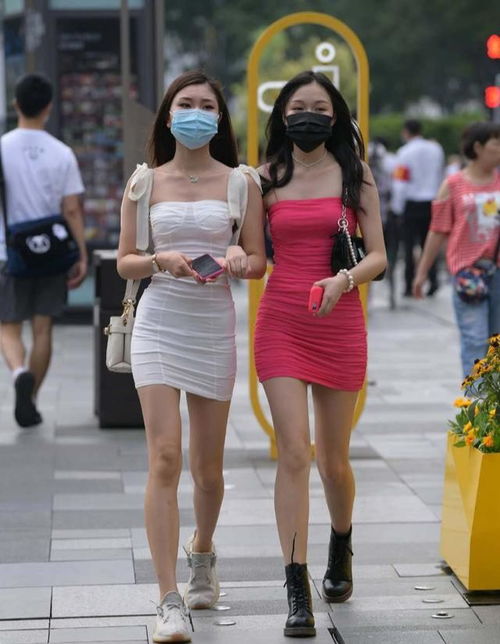 让人羡慕的闺蜜款穿搭,一白一红时髦又显气质,轻松提高吸引力