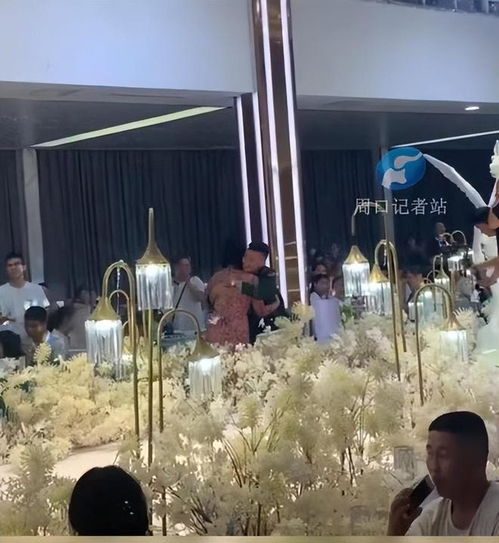 河南婚礼现场,伴郎兵哥哥秒抢捧花,转头跑向台下女友羡煞旁人