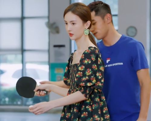 女儿们的恋爱金晨穿敞领裙躬身用锁骨挡球,张继科反应很真实