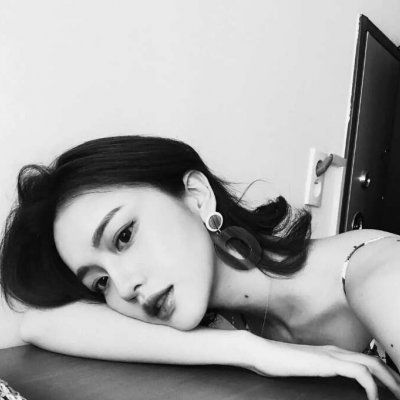 头像女霸气18岁女摄影师
