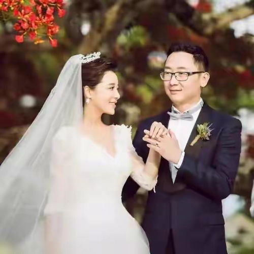 央视主播胡蝶闪婚陆川惹争议,生子前忙化妆,儿女双全很恩爱