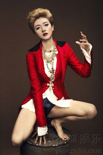 万茜金冠红衣拍写真红唇高贵展复古女王范