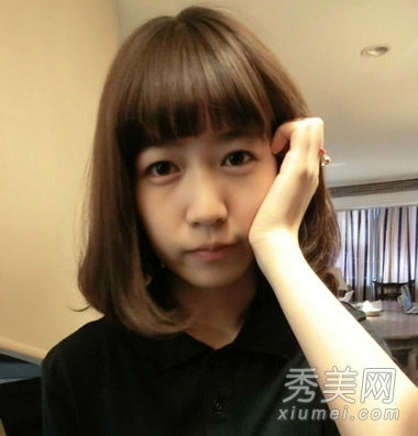 最新的韩式短发烫发照片展示了一个有着塑料气质的轻成熟女人