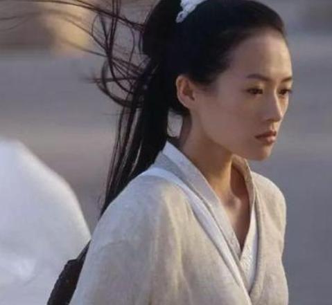 章子怡出道20年,看到她17岁时的照片,网友感慨这才是玉女